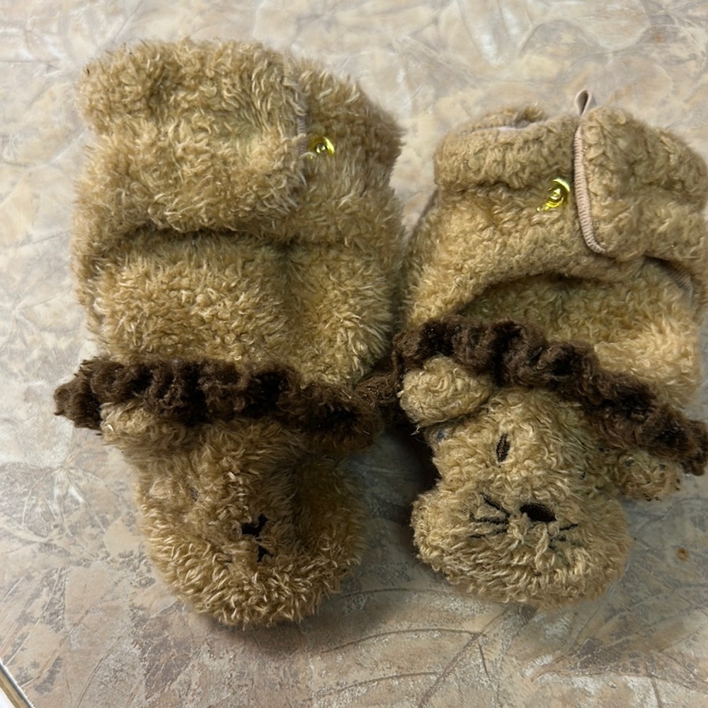 Robeez Fuzzy Tan Bear Booties